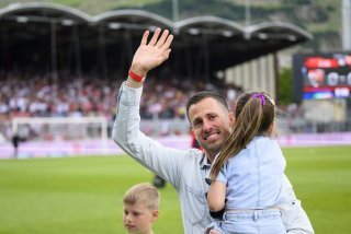 Accompagné de ses deux enfants, Kevin Fickentscher salue le Stade de Tourbillon le 20 mai dernier.